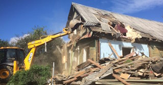 Промышленный демонтаж пристроек к дому в Шелехове | Цены от 581 руб. за м2
