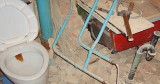 Профессиональный демонтаж перегородки ванной и туалета в Шелехове - от 581 рублей